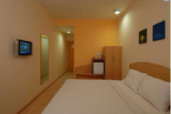 Room 7 of 12
