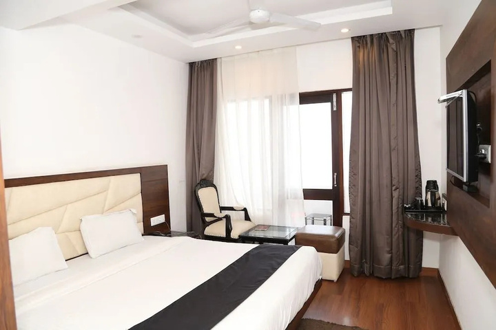 Room 6 of 12
