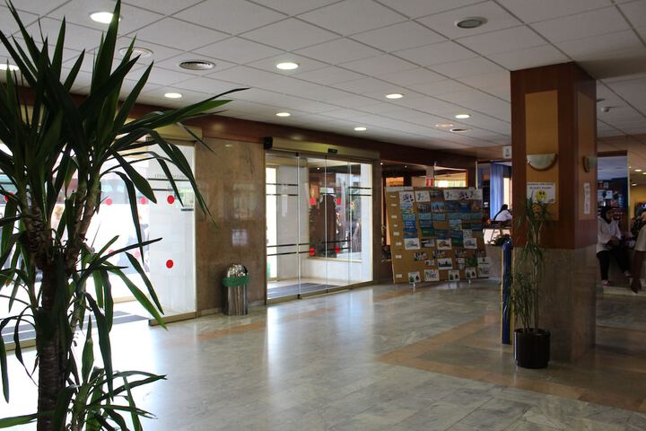 Check-in/check-out kiosk