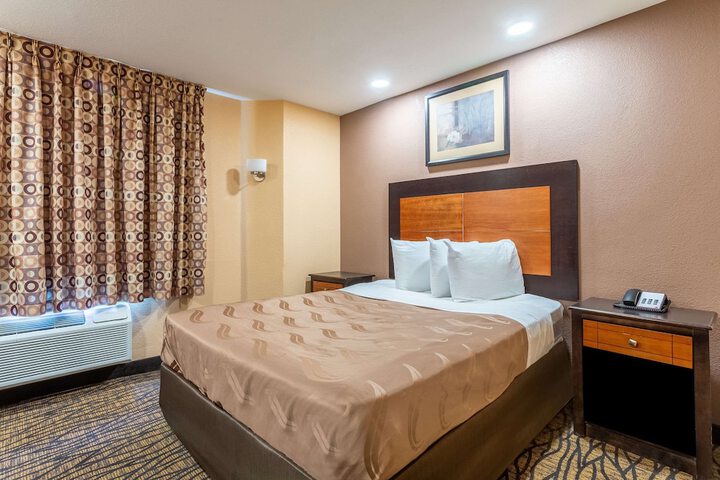 Queen Bed Accessible (2 of 5)