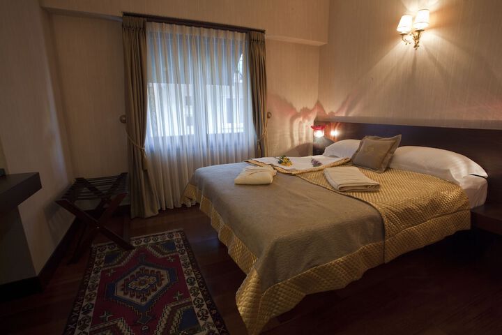 Room 6 of 32