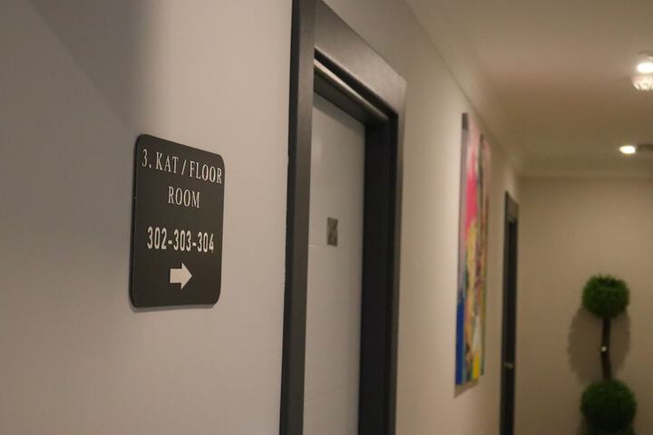 Ballroom/Hall 83 of 90