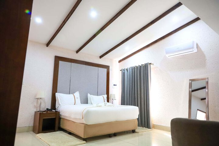 Room 10 of 18