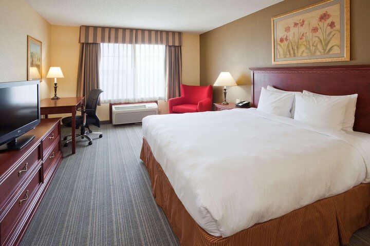 1 King Bed (2 of 8)