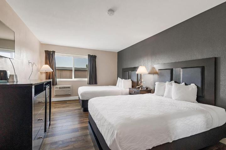 2 Double Beds (7 of 11)
