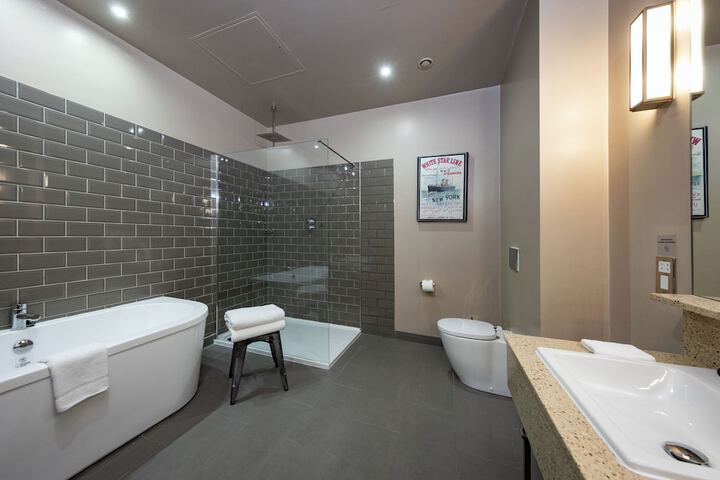 Room 15 of 32