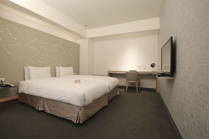 Room 4 of 145