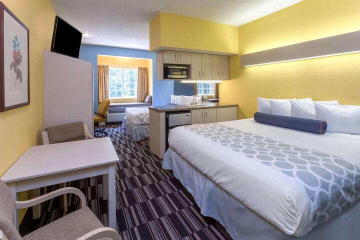 1 Queen Bed Deluxe Accessible Room (9 of 28)