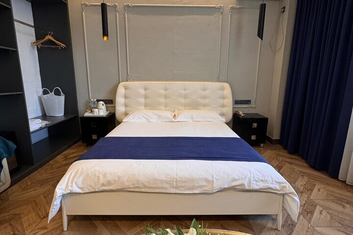Room 27 of 117