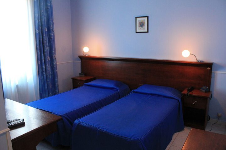 Room 11 of 37