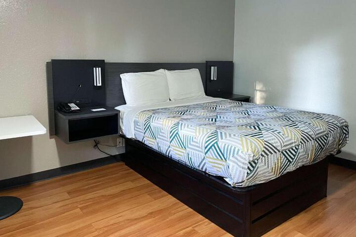 1 Queen Bed Micfridge (7 of 8)