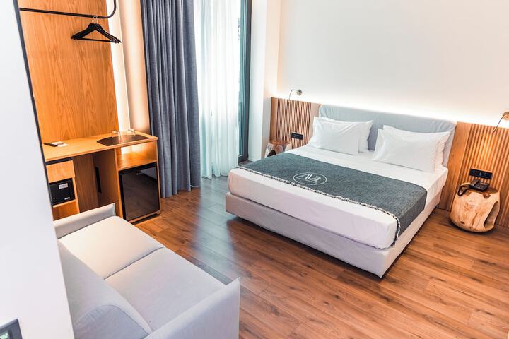 Room 15 of 33