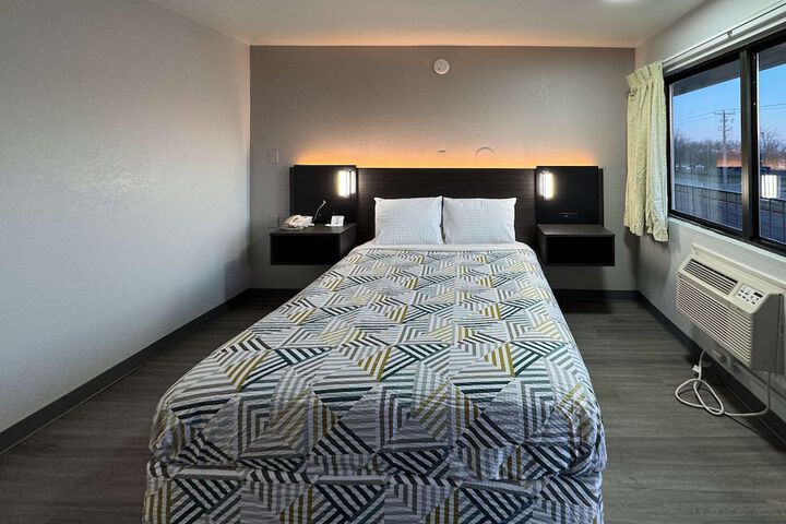 1 Queen Bed (4 of 12)