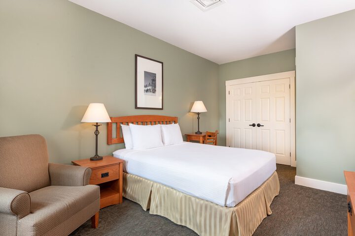 2 Queen Beds (18 of 24)