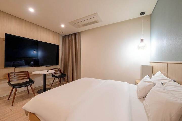 Room 11 of 29