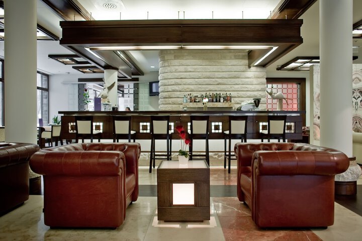 Entrance & Lobby