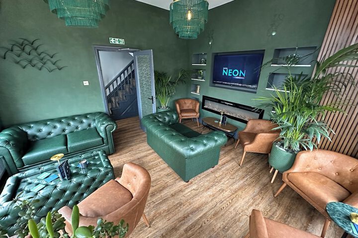 Lounge 30 of 31