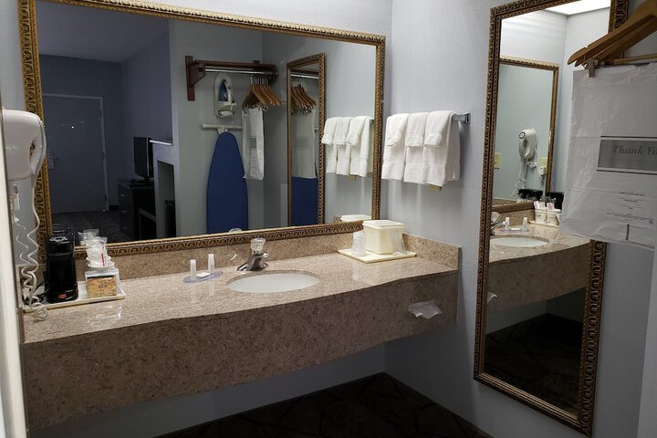 1 King Accessible Walk in Shower Love Seat Exterior Corridor Full Breakfast (6 of 26)