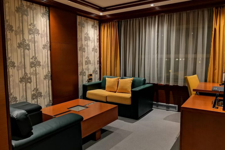 Lounge 43 of 62
