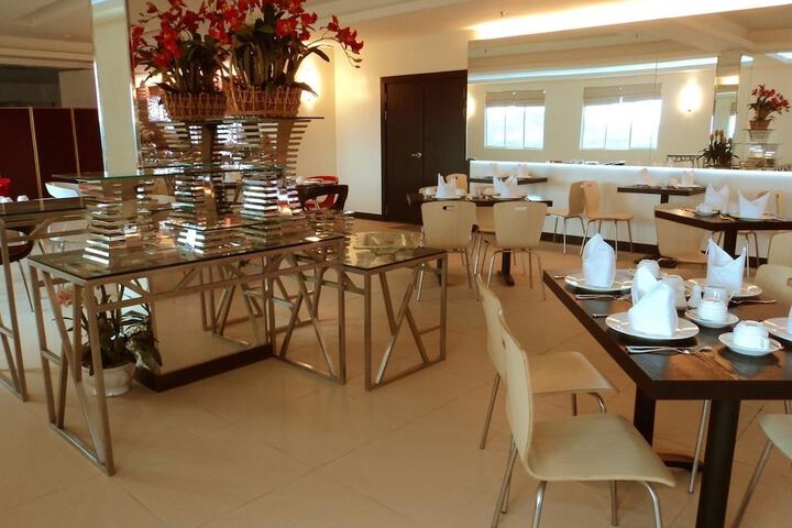 Dining 16 of 24