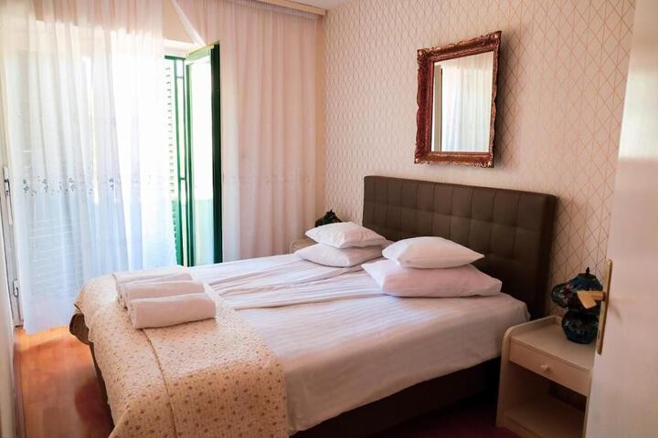 Room 14 of 102