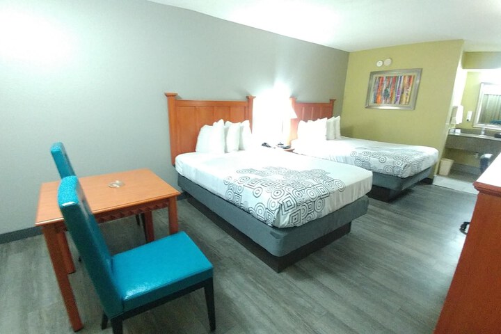 2 Double Beds - Wireless High Speed Internet Accessible Microwave and Refrigerator, Coffee (7 of 20)