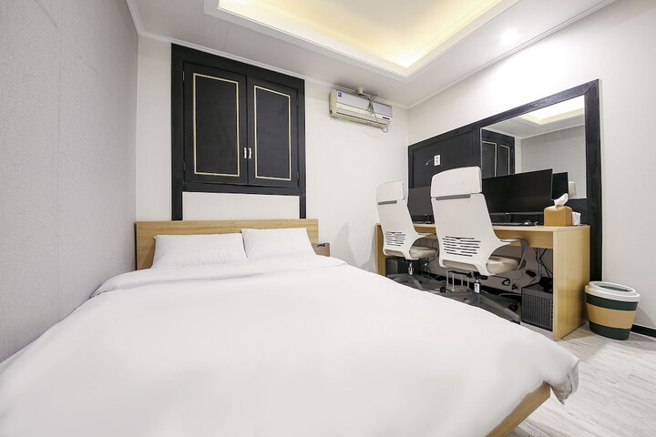 Room 6 of 33