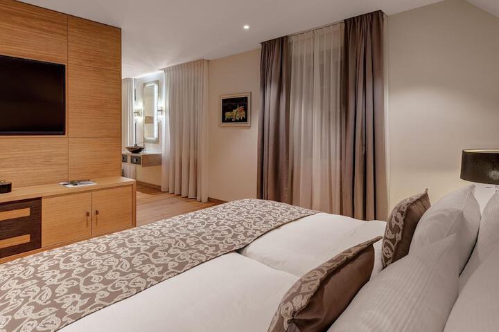 Room 16 of 44