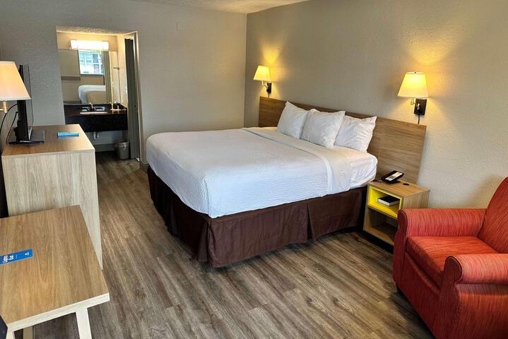1 King Bed (4 of 8)