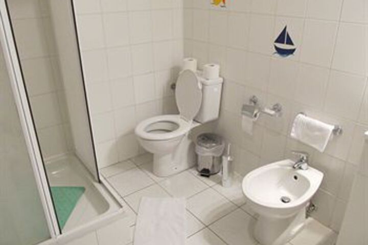 Room 2 of 38