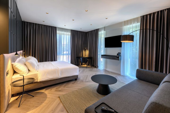 Room 3 of 20