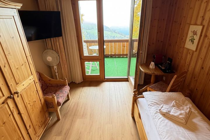 Room 18 of 163