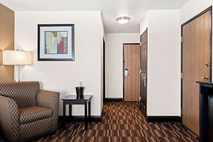 1 Queen Bed Recliner High Speed Internet Accessible Microwave and Refrigerator, Coffee Maker, Hairdryer Continental Breakfast (13 of 13)