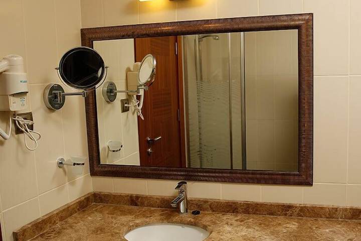 Room 10 of 16