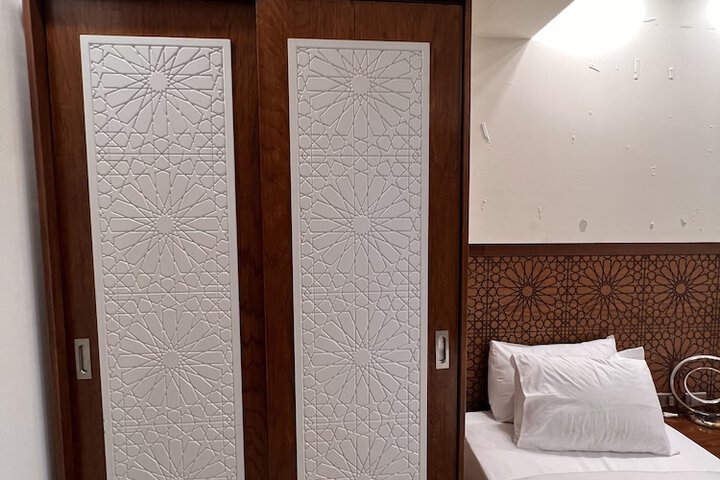 Room 4 of 18