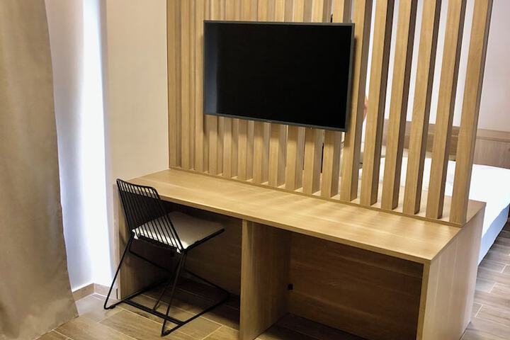 Room 7 of 80