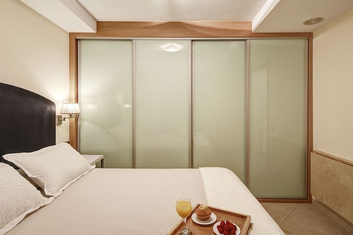 Room 6 of 71