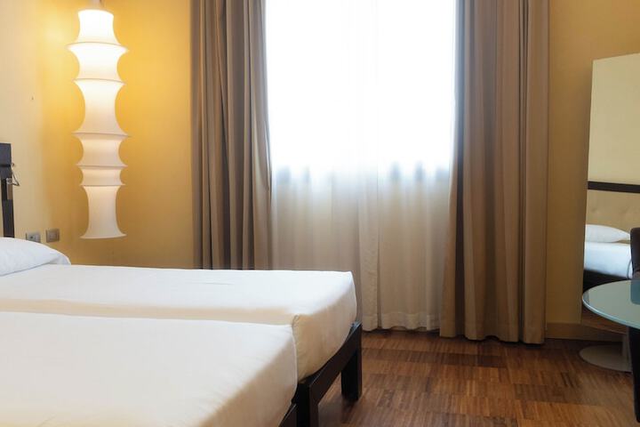Room 33 of 132