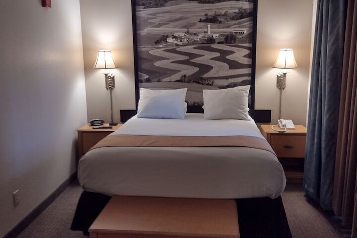 1 Queen Bed (5 of 23)