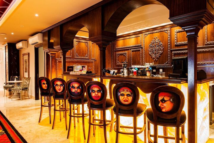 Lounge 38 of 63