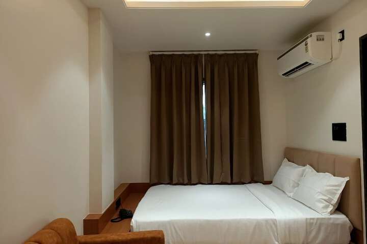 Room 13 of 30