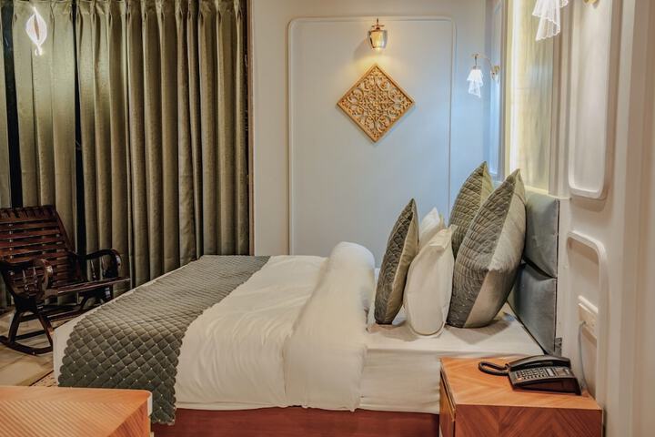 Room 6 of 32