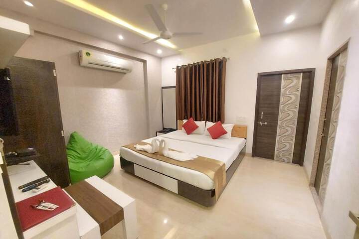 Room 13 of 28