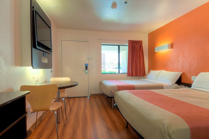 2 Double Beds (3 of 5)