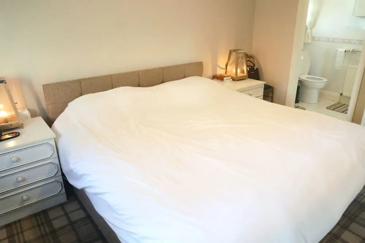 Room 6 of 14
