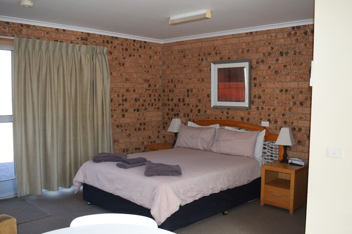Room 11 of 38