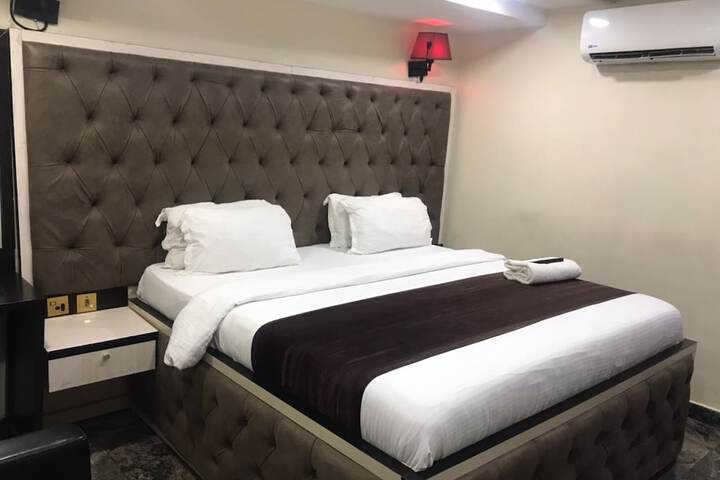 Room 4 of 6
