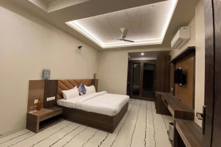 Room 4 of 11