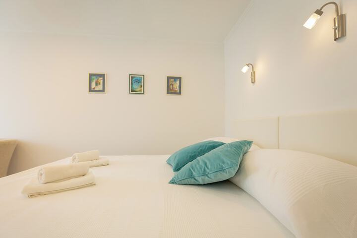 Room 4 of 70