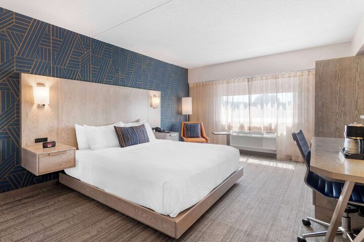 1 King Bed (1 of 21)